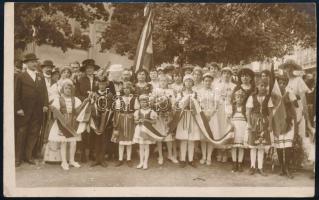 1921. augusztus 21. Horthy Miklós Nemzeti Hadseregére váró ünnepi csoportosulás Pécsett. Kazinczi Rudolf felvétele 17x11 cm
