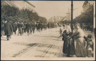 1921 A soproni népszavazás előtti helyzet képei. Tüntető felvonulás az elszakítás ellen. Kazinczi Rudolf feliratozott felvétele / Images of Oedenburg before the referendum. 17x11 cm