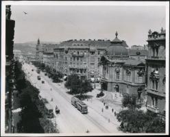 cca 1930 Budapest, Vígszínház, villamosok, hátoldalán feliratozva, 20x25 cm