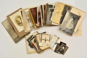 cca 1920-1930 Kb 60 darab divat és ruhaviseletet ábrázoló fotó és fotólap, keményhátú fotó