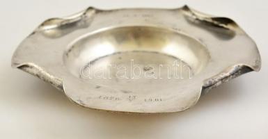 cca 1900 Ezüst tál gravírozással. Sérült. d 19 cm 129 g / Silver tray. Damaged
