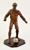 cca 1950 Labdarúgó, futbalista. Jelzés nélküli bronz szobor, bakelit talapzaton / Football player bronze statue on bakelit founding 25 cm
