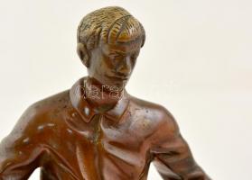 cca 1950 Labdarúgó, futbalista. Jelzés nélküli bronz szobor, bakelit talapzaton / Football player br...