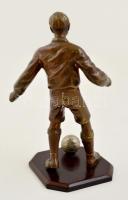 cca 1950 Labdarúgó, futbalista. Jelzés nélküli bronz szobor, bakelit talapzaton / Football player br...