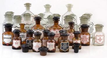 31 db régi gyógyszertári, gyógyszeres üveg különböző méretben, néhányon lepattanásokkal / Pharmacy glasses.