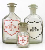 31 db régi gyógyszertári, gyógyszeres üveg különböző méretben, néhányon lepattanásokkal / Pharmacy g...