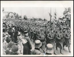 1938 Magyar csendőrök bevonulása Csehszlovákiába, feliratozott sajtófotó / 1938 Hungarian gendarmes marching into Czechoslovakia. Press photo 22x16 cm