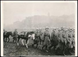 1920 Magyar géppuskások felvonulása a Vérmezőn. Pecséttel jelzett sajtófotó. Hajtásnyommal / Hungarian machine gun unit in Budapest. Press photo with a sign of fold. 21x16 cm
