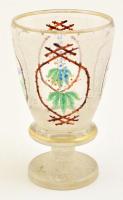 cca 1900 Talpas homokfúvott pohár, kézzel festett virágokkal, jelzés nélkül, kopott, m: 13 cm