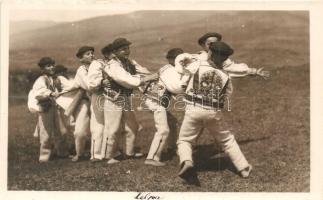14 db régi felvidéki folklór képeslap, népviselet. Fényképezte Karel Plicka / 14 pre-1945 Slovakian ...