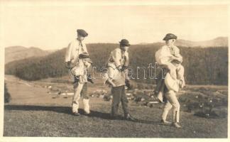 14 db régi felvidéki folklór képeslap, népviselet. Fényképezte Karel Plicka / 14 pre-1945 Slovakian ...