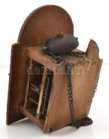 Dekoratív fa ingaóra, súlyokkal, ingával, festett előlappal, rozsdás