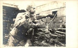 Első világháborús osztrák-magyar mesterlövész katona ebédel a lövészárokban / WWI K.u.k. military sharpshooter having lunch in the trench. photo