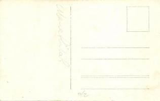 A front elől értékeikkel ökrös kocsikon menekülő emberek / WWI people fleeing from the war on ox car...