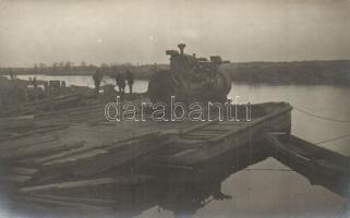 Gőzgép szállításra készen egy tutajon, osztrák-magyar katonák / WWI Austro-Hungarian K.u.K. soldiers with a steam engine ready to transport via raft in Dorohusk. photo (EK)