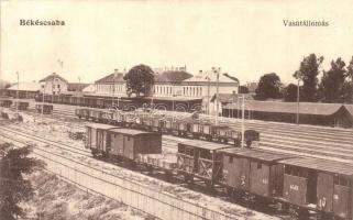 1915 Békéscsaba, Vasútállomás a vágányok felől, vagonok / Bahnhof / railway station with wagons (fa)