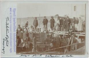 1902 Szőgyén, Szölgyén, Svodín; a magyar-német iskola felépítésének fázisképei munkások és urak csop...