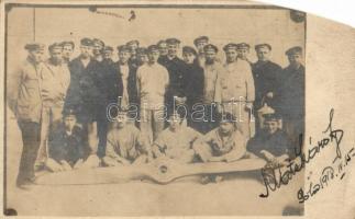 1918 Osztrák-magyar matrózok csoportképe Polában propellerrel / WWI Austro-Hungarian K.u.K. Kriegsmarine mariners with propeller in Pola. photo (b)