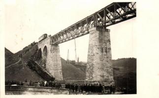 1931 Biatorbágy, Torbágy; Felrobbantott vasúti híd Matuska Szilveszter merénylete után, mozdony maradványok / Blown up viaduct with the ruins of the train. photo