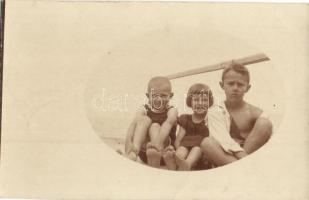 20 db régi fotó képeslap főleg az 1910-as évek elejéről hagyatékból, Balatoni fürdőzések, fürdőzők, ...