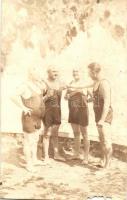20 db régi fotó képeslap főleg az 1910-as évek elejéről hagyatékból, Balatoni fürdőzések, fürdőzők, ...