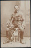 cca 1910 Az osztrák-magyar katona kutyával, fotólap, 13,5x8,5 cm
