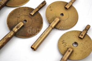 4 db régi nagyméretű réz órakulcs, h: 8 cm és 6 cm közötti méretben