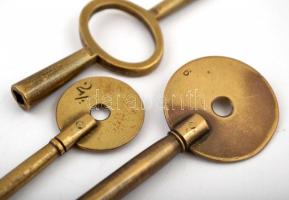 3 db régi nagyméretű réz órakulcs, h: 6 cm és 5 cm közötti méretben