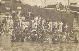 1913 Mali Losinj, Lussinpiccolo; Fürdőzők csoportképe a strandon / bathing people on the beach. photo (EK)