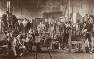 ~1910 Lupény, Lupeni, Schylwolfsbach; gépgyár belső gyerekmunkásokkal, tanoncokkal. Adler fényirda / machine factory interior with child workers, apprentices. photo (Rb)