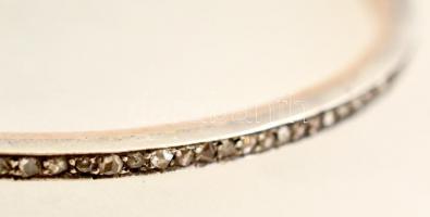 Ezüst(Ag) és arany(Au) 14K részekből álló női karkötő, apró kövekkel díszítve, jelzett, bruttó: 6,7 ...