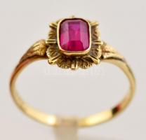 Arany(Au) 14K gyűrű szintetikus rubin kővel, jelzett, méret: 54, bruttó: 1,9 g