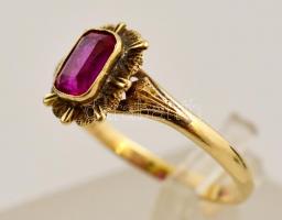 Arany(Au) 14K gyűrű szintetikus rubin kővel, jelzett, méret: 54, bruttó: 1,9 g