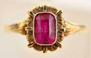 Arany(Au) 14K gyűrű szintetikus rubin kővel, jelzett, méret: 54, bruttó: 1,9 g