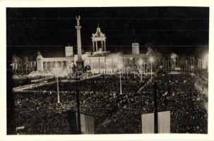 1938 XXXIV. Nemzetközi Eucharisztikus Kongresszus Budapesten. Éjféli szent mise a Hősök terén / 34th International Eucharistic Congress in Budapest, Midnight Mass