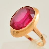 Arany(Au) 14K szintetikus rubinnal díszített gyűrű, jelzett, méret: 59, bruttó: 6,1 g