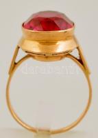 Arany(Au) 14K szintetikus rubinnal díszített gyűrű, jelzett, méret: 59, bruttó: 6,1 g