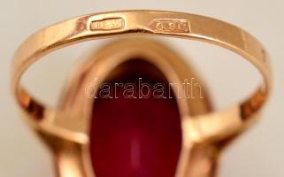 Arany(Au) 14K szintetikus rubinnal díszített gyűrű, jelzett, méret: 59, bruttó: 6,1 g