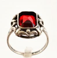 Ezüst(Ag) gyűrű, szintetikus rubin díszítéssel, jelzett, méret: 52, bruttó: 3 g