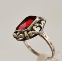 Ezüst(Ag) gyűrű, szintetikus rubin díszítéssel, jelzett, méret: 52, bruttó: 3 g