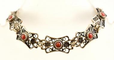 Ezüst(Ag) filigrán karkötő, korall díszítéssel, jelzés nélkül, h: 15 cm, bruttó: 10,5 g