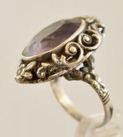 Ezüst(Ag) gyűrű, ametiszt kővel, jelzés nélkül, bruttó: 8,8 g