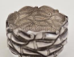 Ezüst(Ag) karperec, plasztikus díszítéssel, jelzés nélkül, 6x6,5 cm, nettó: 72,6 g