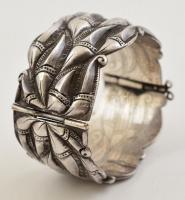 Ezüst(Ag) karperec, plasztikus díszítéssel, jelzés nélkül, 6x6,5 cm, nettó: 72,6 g