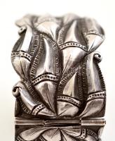 Ezüst(Ag) karperec, plasztikus díszítéssel, jelzés nélkül, 6x6,5 cm, nettó: 72,6 g