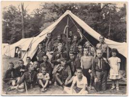 1932 Kámán, Cserkészek táboroznak, fotó, 8×11 cm