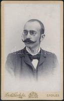cca 1900 Férfi portré, Divald Károly fia Eperjes műterméből, keményhátú fotó, 10x6 cm