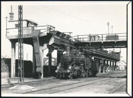1933 Régi mozdony pályaudvaron, utólag előhívott sajtófotó, 13x18 cm / locomotive, modern copy of vintage photo