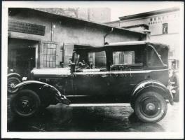 cca 1930-1940 Budapest IX., Angyal Károly Autókarosszéria Lakatos Műszaki Vállalatának bejárata autóval, szomszédos falon Beney József Karosszéria felirat, utólagos előhívás, felületén törésnyomokkal, 9x12 cm