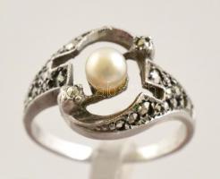 Ezüst (Ag) gyűrű, markazit és tenyésztett gyöngy díszítéssel, jelzett, méret: 53 bruttó: 3,5 g